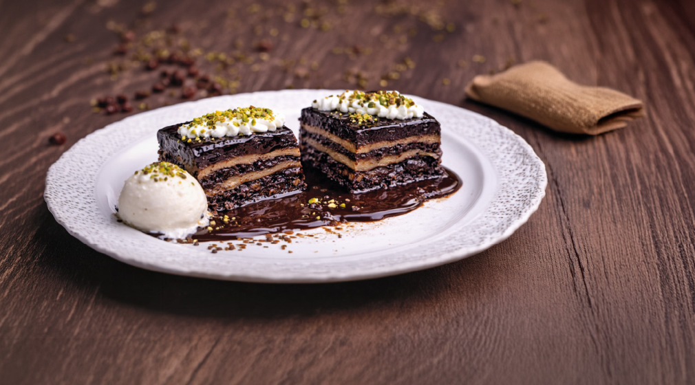 Dolce al cioccolato con pistacchio e gelato al fiordilatte