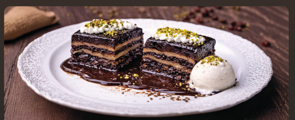 Melanzane al cioccolato impiattate con quenelle di panna